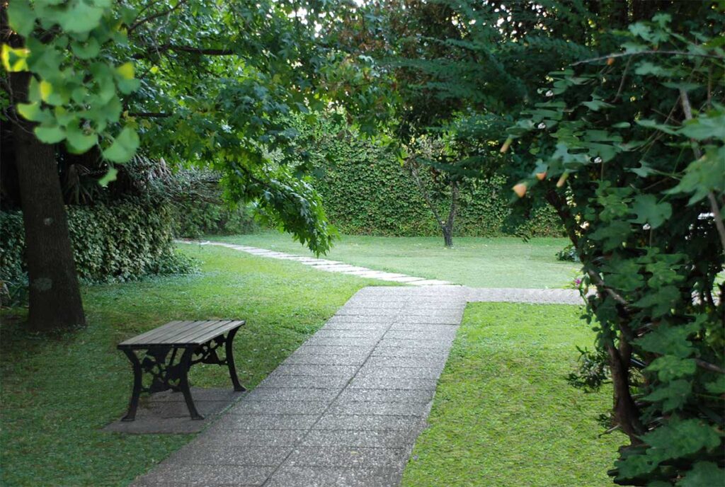 Jardin de una residencia para adultos mayores llamada Residencia Parque Leloir
